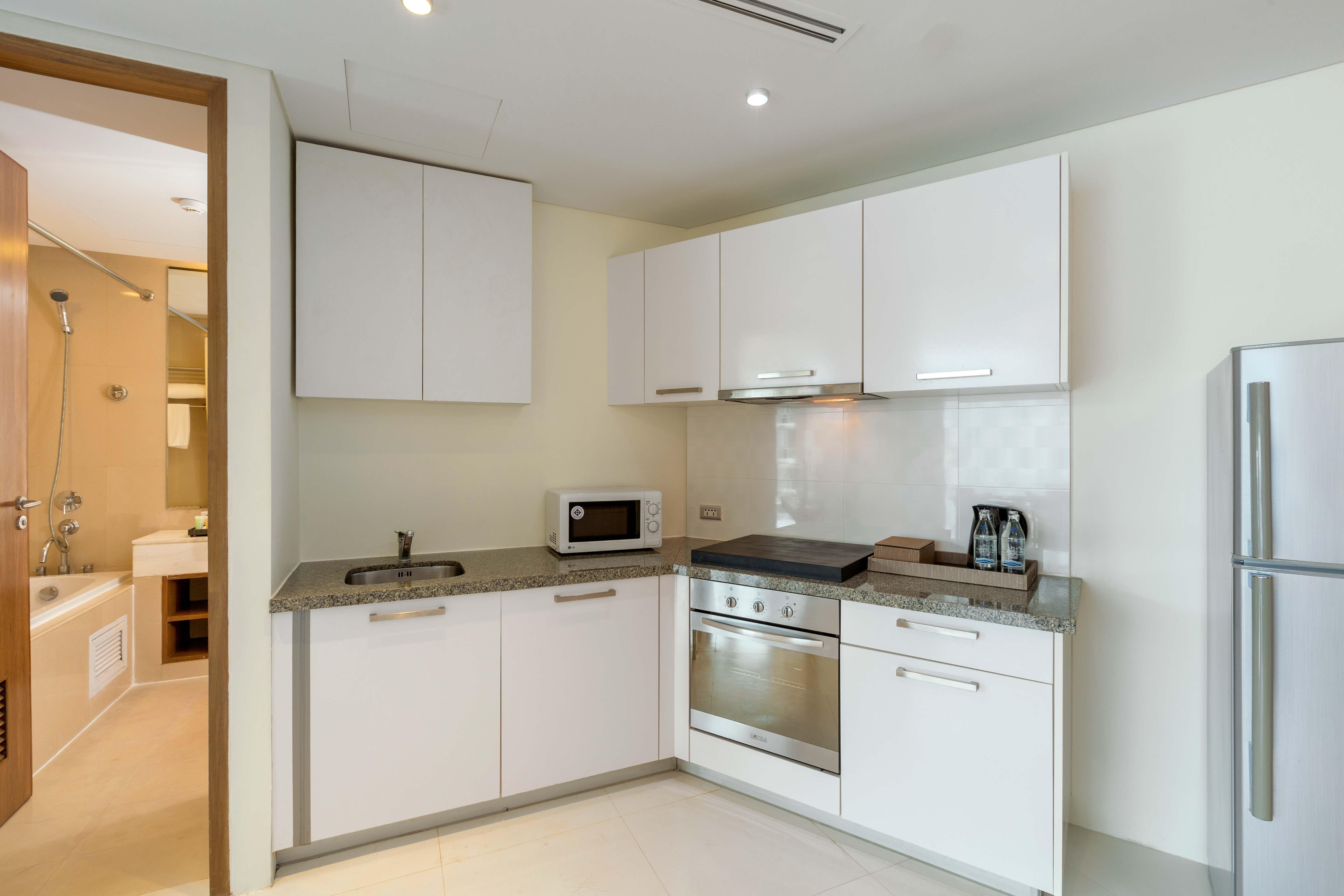 スプラッシュ ビーチ リゾート マイ カオ プーケット【SHA Plus+認定】 マイカオビーチ エクステリア 写真 A modern kitchen