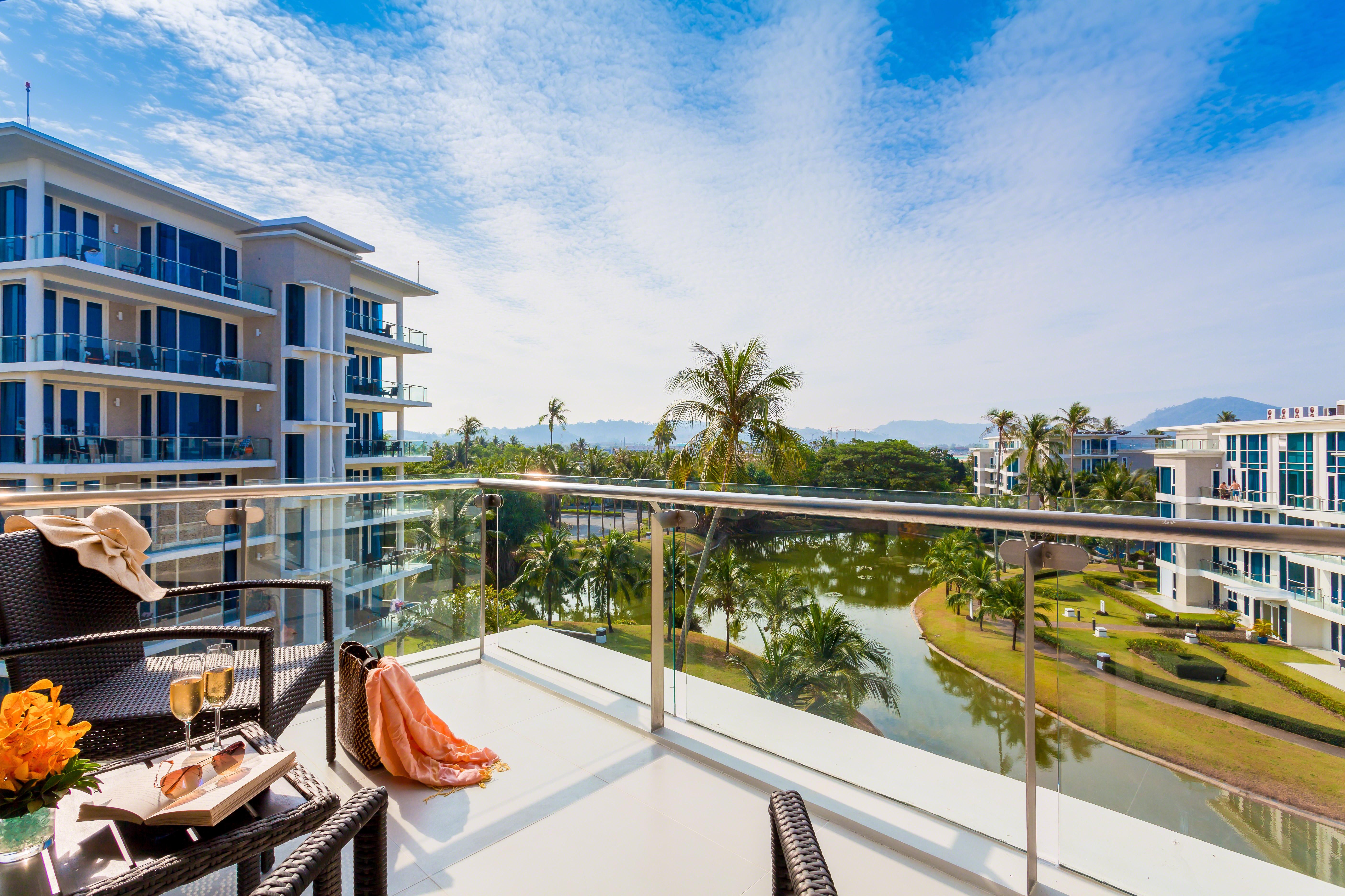 スプラッシュ ビーチ リゾート マイ カオ プーケット【SHA Plus+認定】 マイカオビーチ エクステリア 写真 View from the balcony of a suite at the Royal Cliff Beach Hotel