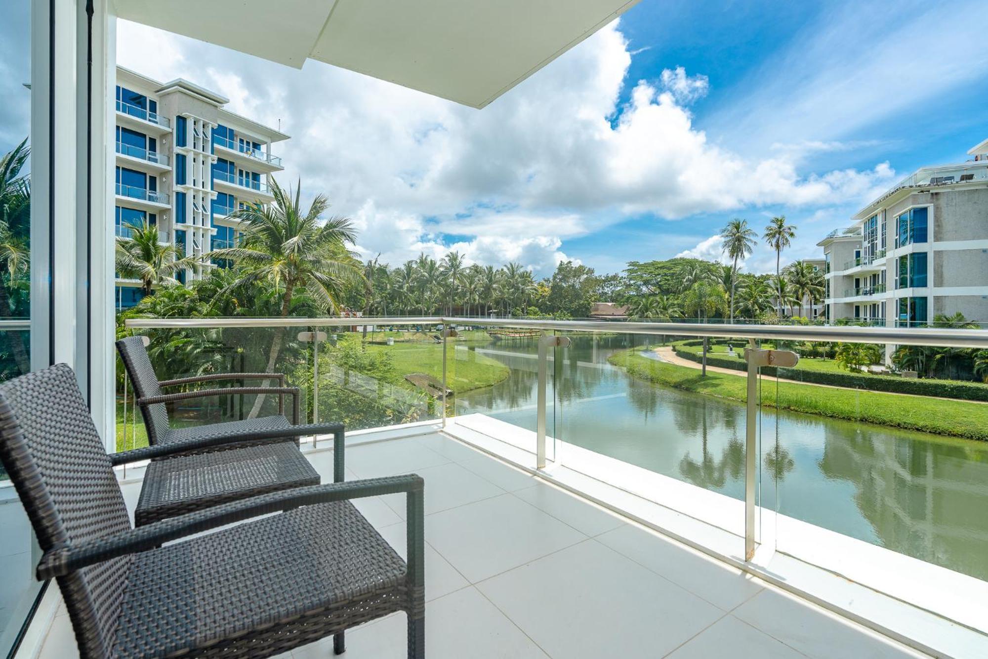 スプラッシュ ビーチ リゾート マイ カオ プーケット【SHA Plus+認定】 マイカオビーチ エクステリア 写真 Balcony of a condominium