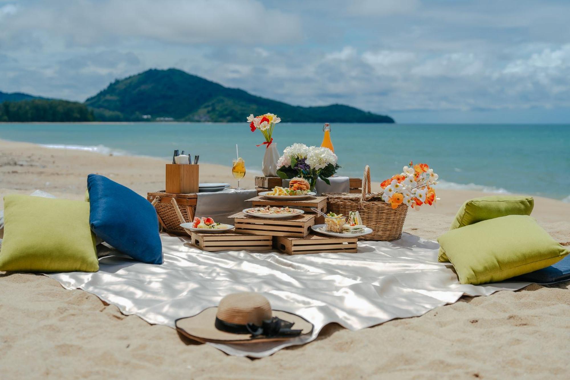 スプラッシュ ビーチ リゾート マイ カオ プーケット【SHA Plus+認定】 マイカオビーチ エクステリア 写真 A beach picnic