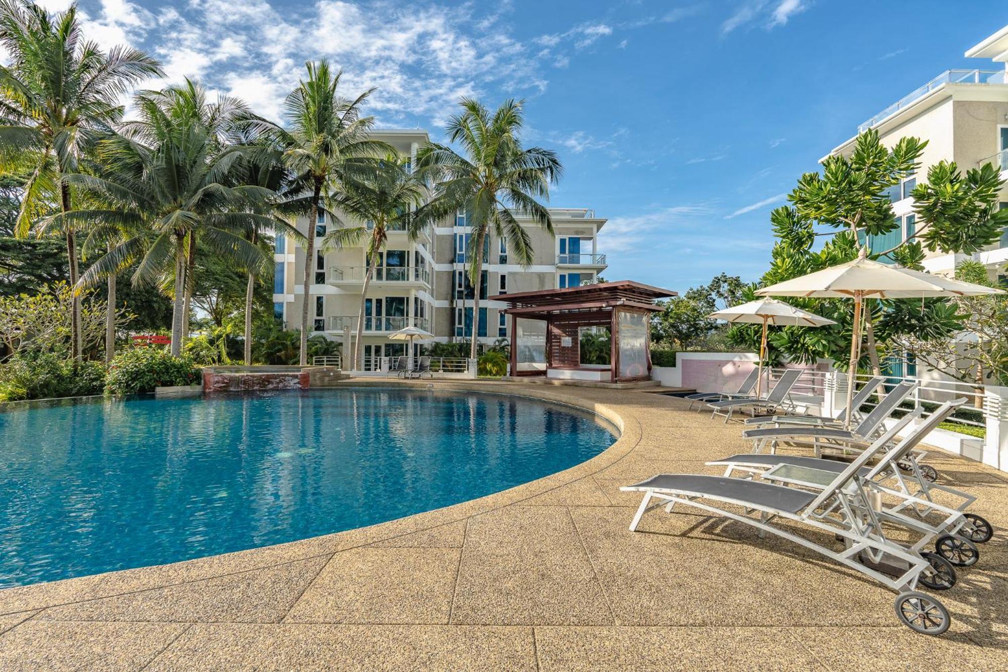 スプラッシュ ビーチ リゾート マイ カオ プーケット【SHA Plus+認定】 マイカオビーチ エクステリア 写真 The swimming pool at the resort