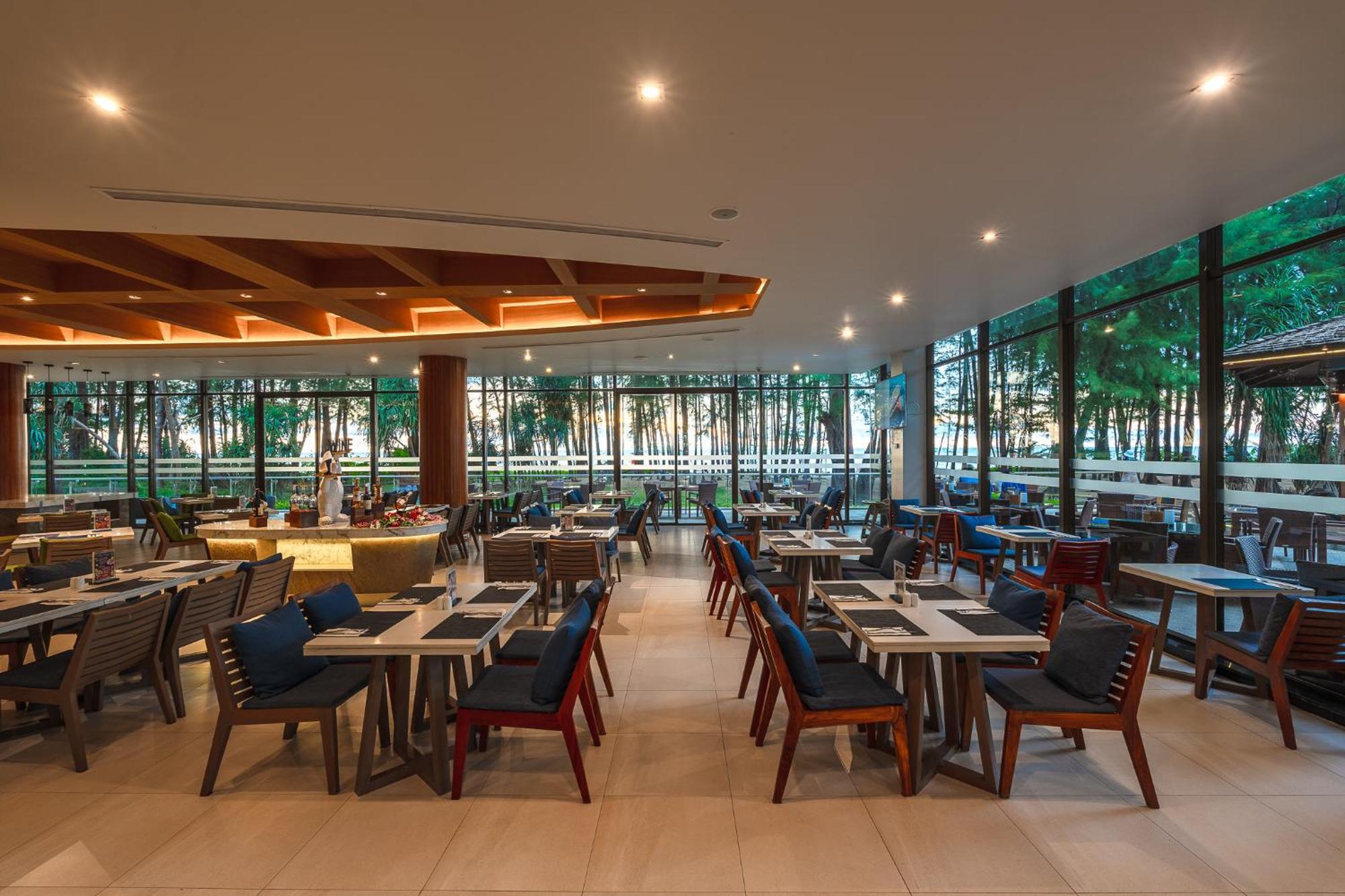 スプラッシュ ビーチ リゾート マイ カオ プーケット【SHA Plus+認定】 マイカオビーチ エクステリア 写真 The interior of the restaurant