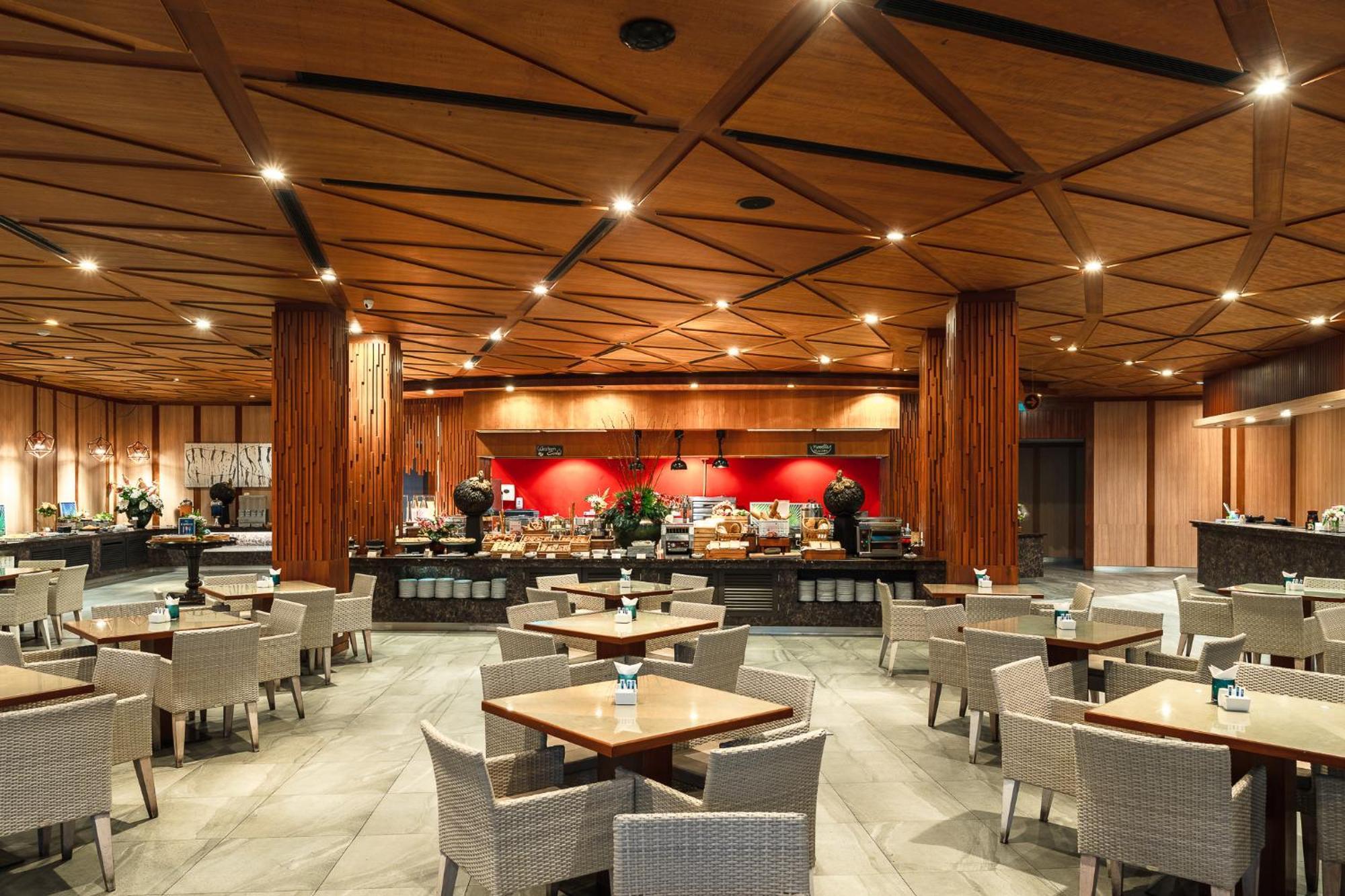 スプラッシュ ビーチ リゾート マイ カオ プーケット【SHA Plus+認定】 マイカオビーチ エクステリア 写真 The interior of the restaurant